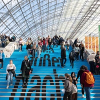 Blau bedruckte Treppe in der Glashalle Fokus auf den Gastland-Slogan "alles außer flach" während der Leipziger Buchmesse 2024 Blau bedruckte Treppe in der Glashalle Fokus auf den Gastland-Slogan "alles außer flach" während der Leipziger Buchmesse 2024
