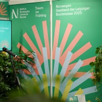 bedruckte Rückwand des Messestandes des Gastlandes 2025 Norwegen auf der Leipziger Buchmesse 2024 bedruckte Rückwand des Messestandes des Gastlandes 2025 Norwegen auf der Leipziger Buchmesse 2024