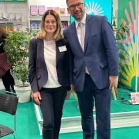 Margit Waslo posiert mit Staatsminister Martin Dulig am Messestand des Gastlandes 2025 Norwegen auf der Leipziger Buchmesse 2024 Margit Waslo posiert mit Staatsminister Martin Dulig am Messestand des Gastlandes 2025 Norwegen auf der Leipziger Buchmesse 2024