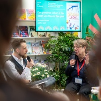 Lesung am Messestand des Gastlandes 2025 Norwegen auf der Leipziger Buchmesse 2024 Lesung am Messestand des Gastlandes 2025 Norwegen auf der Leipziger Buchmesse 2024