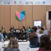 Gesprächsrunde zum "Studium rund ums Buch" mit mehreren Teilnehmerinnen auf der Leipziger Buchmesse 2024 Gesprächsrunde zum "Studium rund ums Buch" mit mehreren Teilnehmerinnen auf der Leipziger Buchmesse 2024