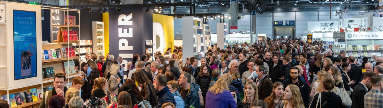 Impression von der Ausstellungsfläche der Leipziger Buchmesse 2024 mit Messeständen und vielen Besucher:innen Impression von der Ausstellungsfläche der Leipziger Buchmesse 2024 mit Messeständen und vielen Besucher:innen