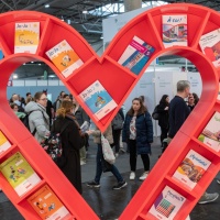 rotes Bücherregal in Herzform auf der Leipziger Buchmesse 2024