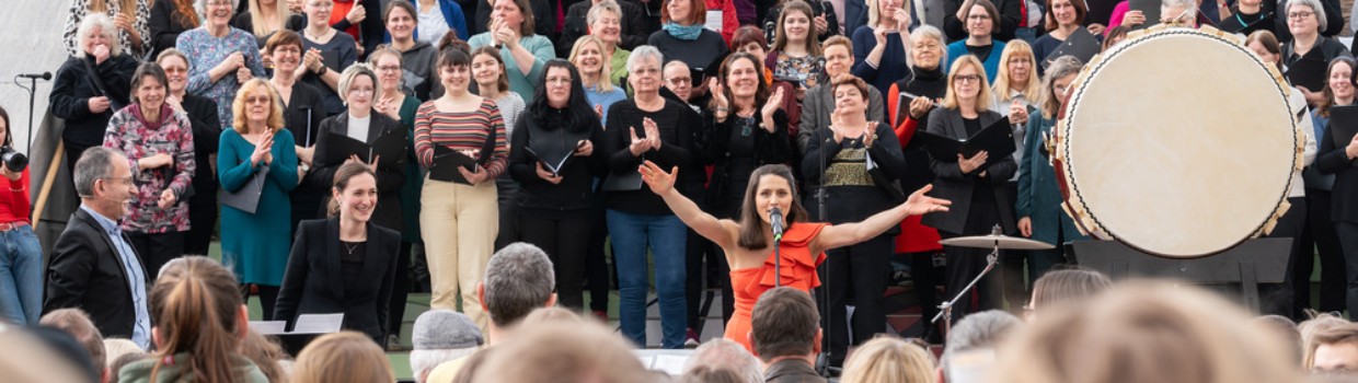 Auftritt vom Buchmessechor auf der Leipziger Buchmesse 2024 in der Glashalle der Leipziger Messe