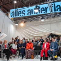 Eröffnung des Messestandes des Gastlandes Niederlande und Flandern mit vielen Zuhörer:innen wie Claudia Roth und Martin Buhl-Wagner auf der Leipziger Buchmesse 2024 Eröffnung des Messestandes des Gastlandes Niederlande und Flandern mit vielen Zuhörer:innen wie Claudia Roth und Martin Buhl-Wagner auf der Leipziger Buchmesse 2024