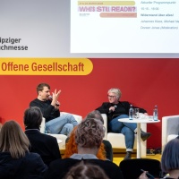 Bühnengespräch mit 3 Teilnehmer:innen auf der Bühne des Forum Offene Gesellschaft vor vollbesetztem Publikum auf der Leipziger Buchmesse 2024 Bühnengespräch mit 3 Teilnehmer:innen auf der Bühne des Forum Offene Gesellschaft vor vollbesetztem Publikum auf der Leipziger Buchmesse 2024