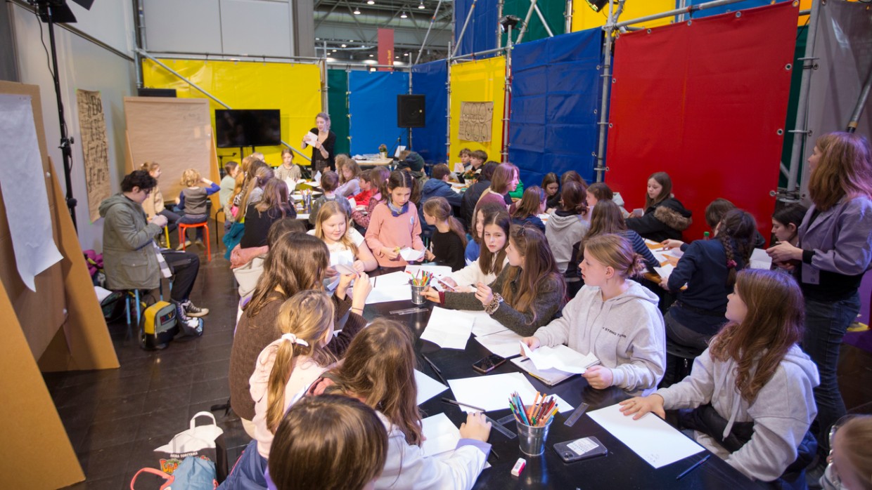 Kinder malen an großen Tischen im UVERSE auf der Leipziger Buchmesse 2024 Kinder malen an großen Tischen im UVERSE auf der Leipziger Buchmesse 2024