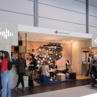 Messestand des Ausstellers Hörbuch Hamburg in der Audiowelt der Leipziger Buchmesse 2025 mit Besucher:innen