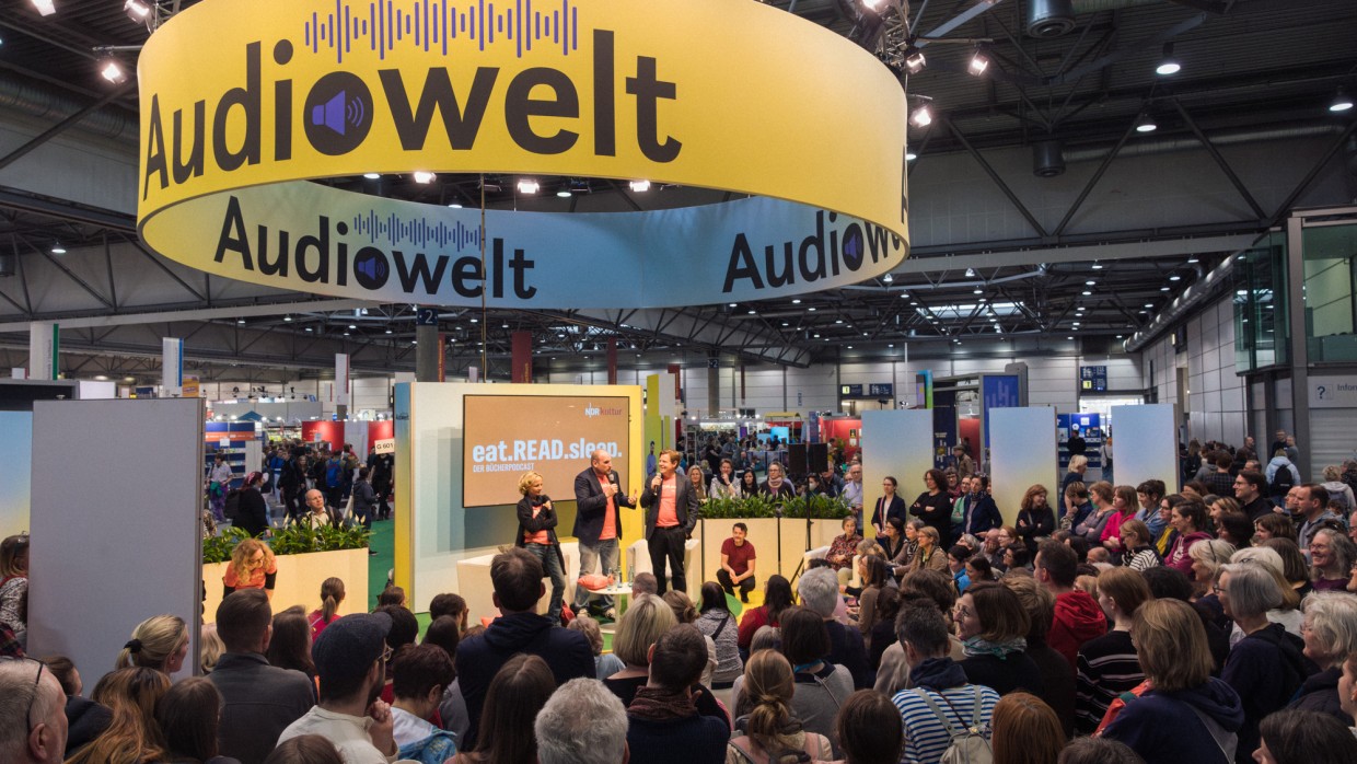Bühnenveranstaltung des Podcasts "eat.read.sleep." mit mehreren Personen in der Audiowelt der Leipziger Buchmesse 2025 vor vollbesetztem Publikum Bühnenveranstaltung des Podcasts "eat.read.sleep." mit mehreren Personen in der Audiowelt der Leipziger Buchmesse 2025 vor vollbesetztem Publikum