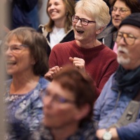 amüsiertes, fröhliches Publikum in der Audiowelt der Leipziger Buchmesse 2025