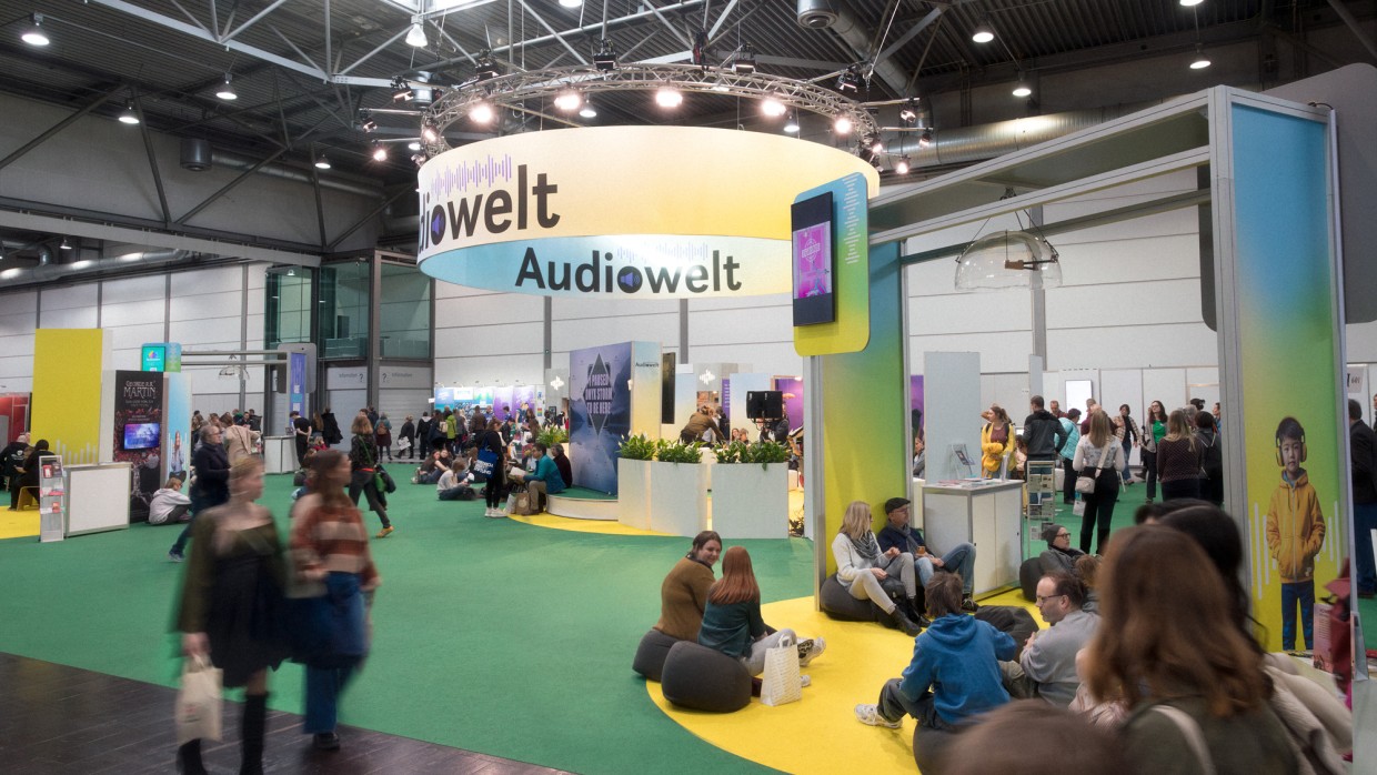 Die Audiowelt der Leipziger Buchmesse 2025 mit Besucher:innen verschiedenen Ständen Die Audiowelt der Leipziger Buchmesse 2025 mit Besucher:innen verschiedenen Ständen