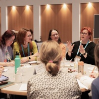 Tischgespräche im vollen Saal der Leipziger Autor:innenrunde 2025