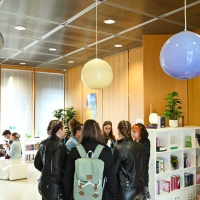 Personen stehen in einer Runde im BL:OOM – BloggerRoom der Leipziger Buchmesse 2025 Personen stehen in einer Runde im BL:OOM – BloggerRoom der Leipziger Buchmesse 2025