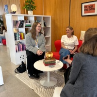 Personen sitzen in einer Runde in einer Sofaecke im BL:OOM – BloggerRoom der Leipziger Buchmesse 2025
