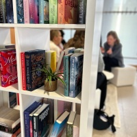 Bücherregal im BL:OOM – BloggerRoom der Leipziger Buchmesse 2025
