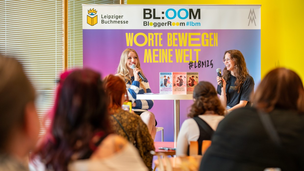 Selina Mae im Bühnentalk vor Publikum im BL:OOM – BloggerRoom der Leipziger Buchmesse 2025