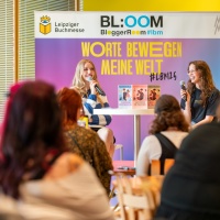 Selina Mae im Bühnentalk vor Publikum im BL:OOM – BloggerRoom der Leipziger Buchmesse 2025