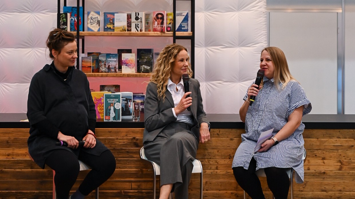 Autorin Katja Burkhard im Gespräch mit den beiden Moderator:innen in der #buchbar während der Leipziger Buchmesse 2025 Autorin Katja Burkhard im Gespräch mit den beiden Moderator:innen in der #buchbar während der Leipziger Buchmesse 2025