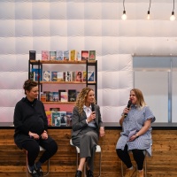 Autorin Katja Burkhard im Gespräch mit den beiden Moderator:innen in der #buchbar während der Leipziger Buchmesse 2025