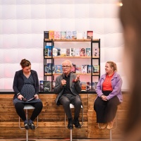 Ein Autor im Gespräch mit den beiden Moderator:innen in der #buchbar während der Leipziger Buchmesse 2025