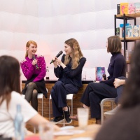 Eine Autorin im Gespräch mit den beiden Moderator:innen in der #buchbar während der Leipziger Buchmesse 2025 Eine Autorin im Gespräch mit den beiden Moderator:innen in der #buchbar während der Leipziger Buchmesse 2025