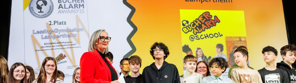 Bücheralarm Award Preisverleihung mit vielen Jugendlichen und Lena Stenz auf der Bühne während der Leipziger Buchmesse 2025
