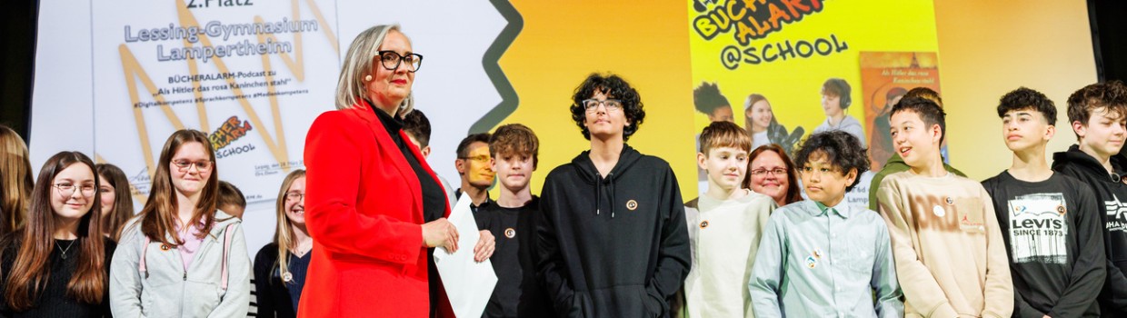 Bücheralarm Award Preisverleihung mit vielen Jugendlichen und Lena Stenz auf der Bühne während der Leipziger Buchmesse 2025 Bücheralarm Award Preisverleihung mit vielen Jugendlichen und Lena Stenz auf der Bühne während der Leipziger Buchmesse 2025