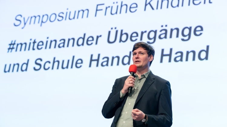 Redner auf der Bühne des didacta Symposiums während der Leipziger Buchmesse 2025