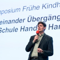 Redner auf der Bühne des didacta Symposiums während der Leipziger Buchmesse 2025