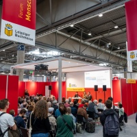 3 Personen sitzen bei einer Diskussionsrunde auf der Bühne vor Publikum im Forum Mensch & KI auf der Leipziger Buchmesse 2025 3 Personen sitzen bei einer Diskussionsrunde auf der Bühne vor Publikum im Forum Mensch & KI auf der Leipziger Buchmesse 2025