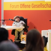 Raúl Krauthausen bei einem Bühnengespräch im Forum Offene Gesellschaft auf der Leipziger Buchmesse 2025 Raúl Krauthausen bei einem Bühnengespräch im Forum Offene Gesellschaft auf der Leipziger Buchmesse 2025