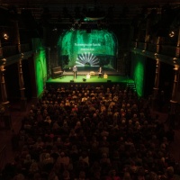 Impression von der "Norwegischen Nacht" des Gastlandes 2025 Norwegen in der Schaubühne Lindenfels während der Leipziger Buchmesse 2025 mit 2 Personen auf der Bühne