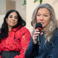 Maja Lunde und Lubna Jaffery (Ministerin für Kultur und Gleichstellung des Königreiches Norwegen) während eines Bühnengesprächs am Messestand des Gastlandes 2025 Norwegen auf der Leipziger Buchmesse 2025 Maja Lunde und Lubna Jaffery (Ministerin für Kultur und Gleichstellung des Königreiches Norwegen) während eines Bühnengesprächs am Messestand des Gastlandes 2025 Norwegen auf der Leipziger Buchmesse 2025