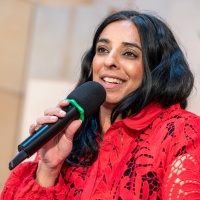 Lubna Jaffery (Ministerin für Kultur und Gleichstellung des Königreiches Norwegen) am Mikrofon während eines Bühnengesprächs am Messestand des Gastlandes 2025 Norwegen auf der Leipziger Buchmesse 2025