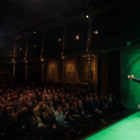 Programmpunkt "Norwegische Nacht" des Gastlandes 2025 Norwegen in der Schaubühne Lindenfels während der Leipziger Buchmesse 2025 mit 1 Person auf der Bühne