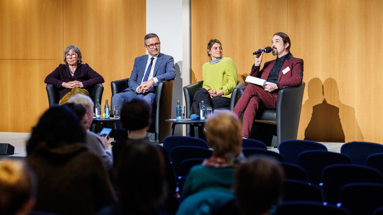 GEW-Bildungstag Bühnengesräch mit 4 Personen auf der Bühne während der Leipziger Buchmesse 2025