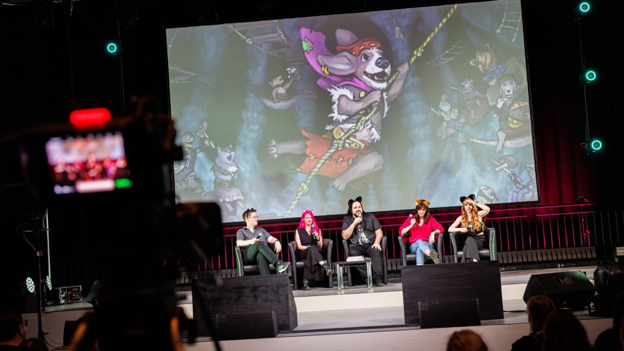 Live Pen & Paper mit 5 Teilnehmer:innen auf der Großen Bühne während der Leipziger Buchmesse 2025