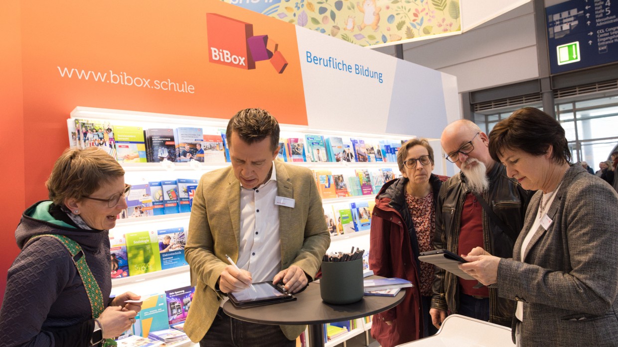 Aussteller:innen im Bildungsbereich stellen Besuchenden auf der Leipziger Buchmesse 2025 am Stand von BiBox ihr Angebot vor Aussteller:innen im Bildungsbereich stellen Besuchenden auf der Leipziger Buchmesse 2025 am Stand von BiBox ihr Angebot vor
