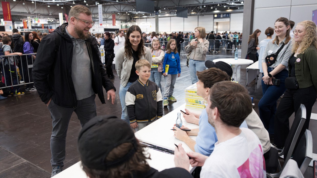 Deine Freunde signieren für einen kleinen Jungen und seine Eltern auf der Leipziger Buchmesse 2025