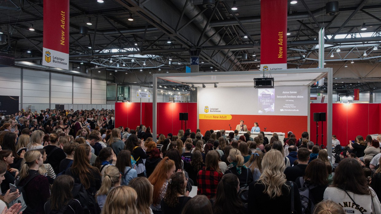 Bühnengespräch mit 2 Teilnehmer:innen auf der Bühne vom Forum New Adult auf der Leipziger Buchmesse 2025 Bühnengespräch mit 2 Teilnehmer:innen auf der Bühne vom Forum New Adult auf der Leipziger Buchmesse 2025