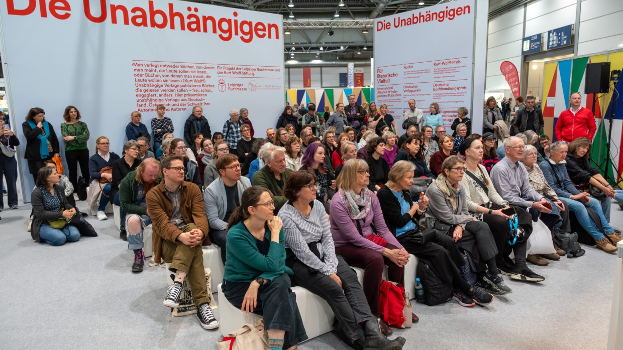 Forum Die Unabhängigen auf der Leipziger Buchmesse 2025 während einer Veranstaltung vor vollbesetztem Publikum