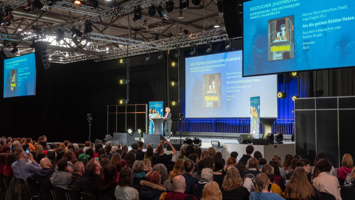 Bühne des deutschen Jugendliteraturpreises 2025 mit vielen Besucher:innen ist zu sehen