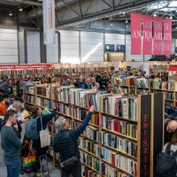 Leipziger Antiquariatsmesse auf der Leipziger Buchmesse 2025 mit Besucherinnen vor Bücherregalen Leipziger Antiquariatsmesse auf der Leipziger Buchmesse 2025 mit Besucherinnen vor Bücherregalen