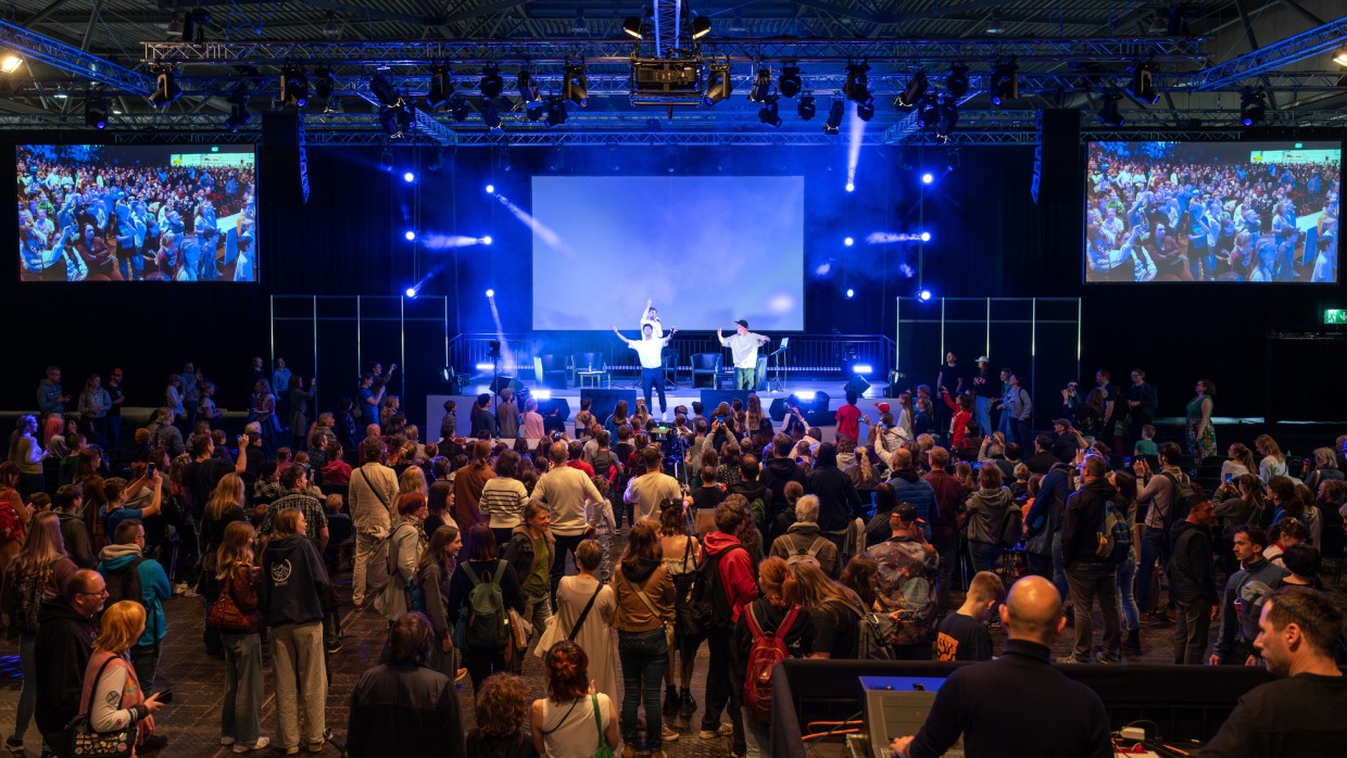 Konzert von Deine Freunde auf der Großen Bühne der Leipziger Buchmesse 2025 vor vollem Publikum Konzert von Deine Freunde auf der Großen Bühne der Leipziger Buchmesse 2025 vor vollem Publikum