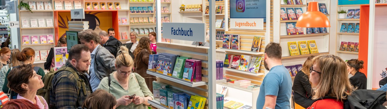 Impression vom Messestand des Beltz Verlags auf der Leipziger Buchmesse 2025 einigen Besucher:innen