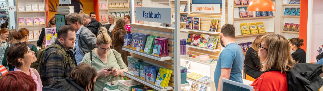 Impression vom Messestand des Beltz Verlags auf der Leipziger Buchmesse 2025 einigen Besucher:innen Impression vom Messestand des Beltz Verlags auf der Leipziger Buchmesse 2025 einigen Besucher:innen