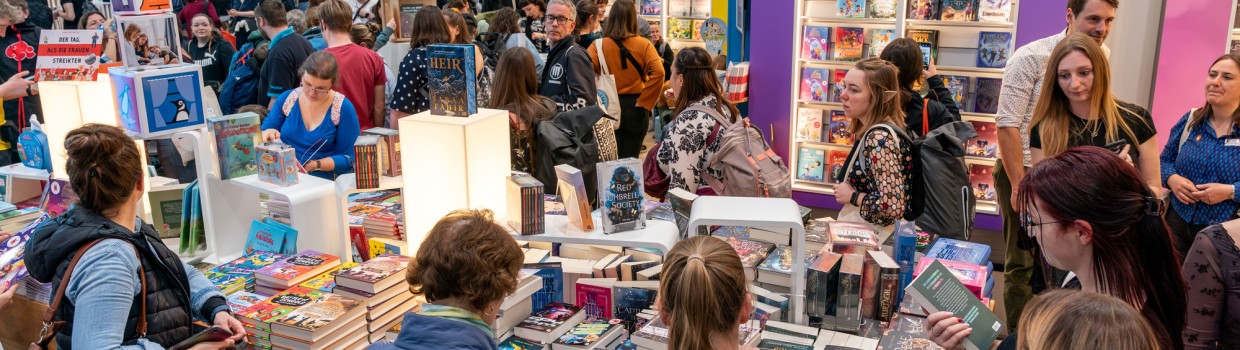 Impression von stöbernden Besucher:innen an Büchertischen auf der Leipziger Buchmesse 2025 Impression von stöbernden Besucher:innen an Büchertischen auf der Leipziger Buchmesse 2025