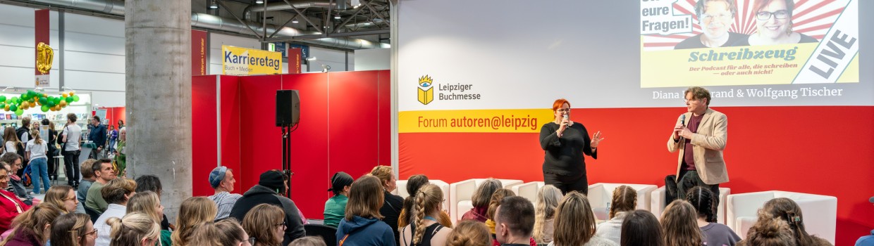 Bühnengespräch mit 2 Teilnehmer:innen auf der Bühne vom Forum autoren@leipzig auf der Leipziger Buchmesse 2025