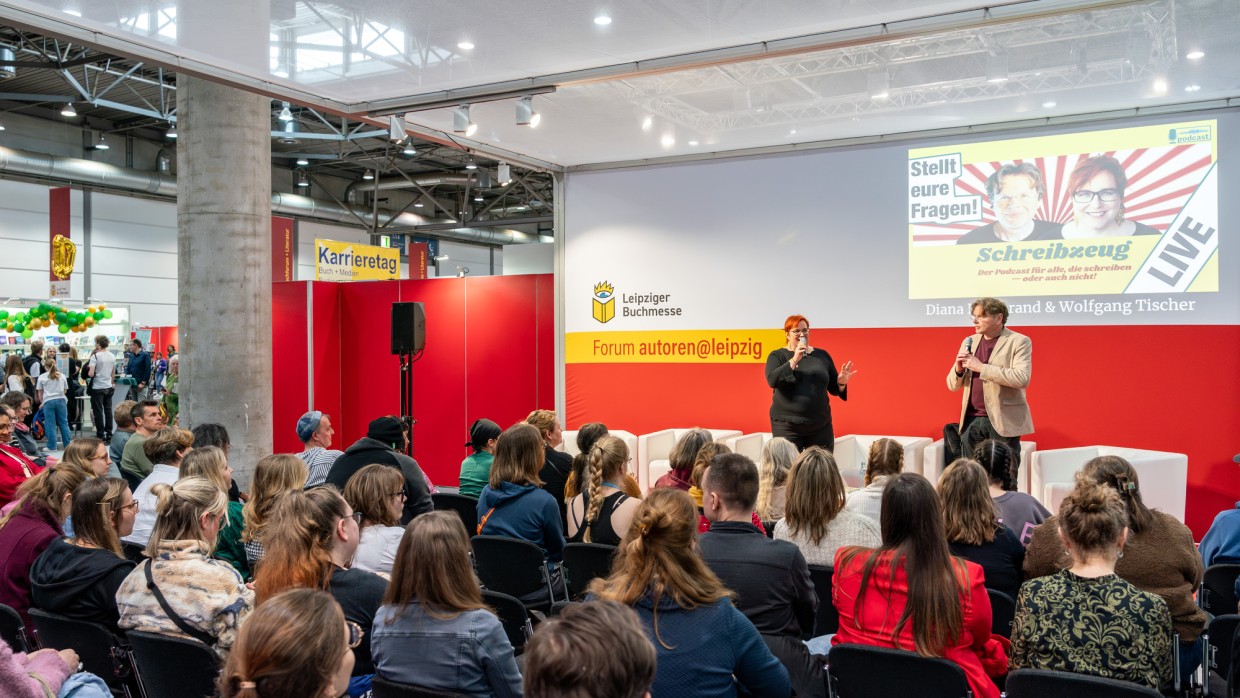 Bühnengespräch mit 2 Teilnehmer:innen auf der Bühne vom Forum autoren@leipzig auf der Leipziger Buchmesse 2025 Bühnengespräch mit 2 Teilnehmer:innen auf der Bühne vom Forum autoren@leipzig auf der Leipziger Buchmesse 2025
