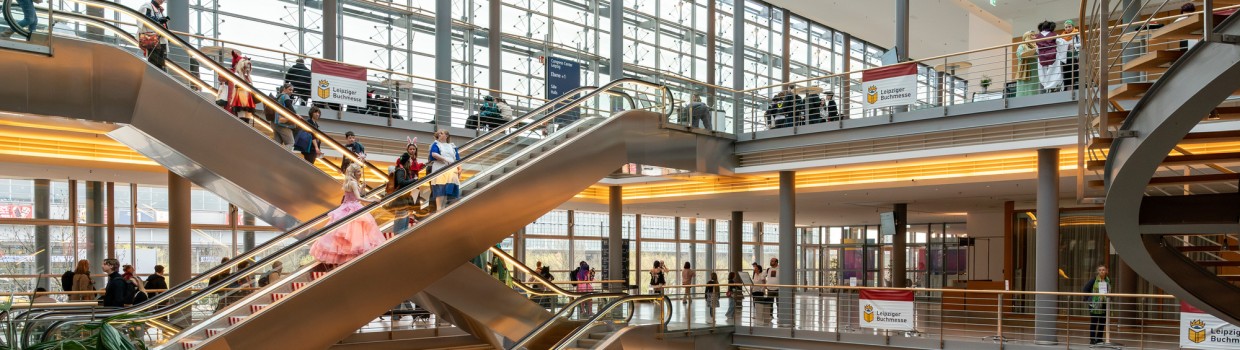 Das Atrium des Congress Center Leipzig mit vielen Besucher:innen auf Rolltreppen und Gängen Das Atrium des Congress Center Leipzig mit vielen Besucher:innen auf Rolltreppen und Gängen